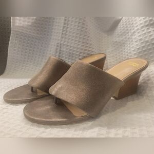 Women thick heeled thong sparkle gray dressy sandals 8.5 M By JOHNSTON MURPHY